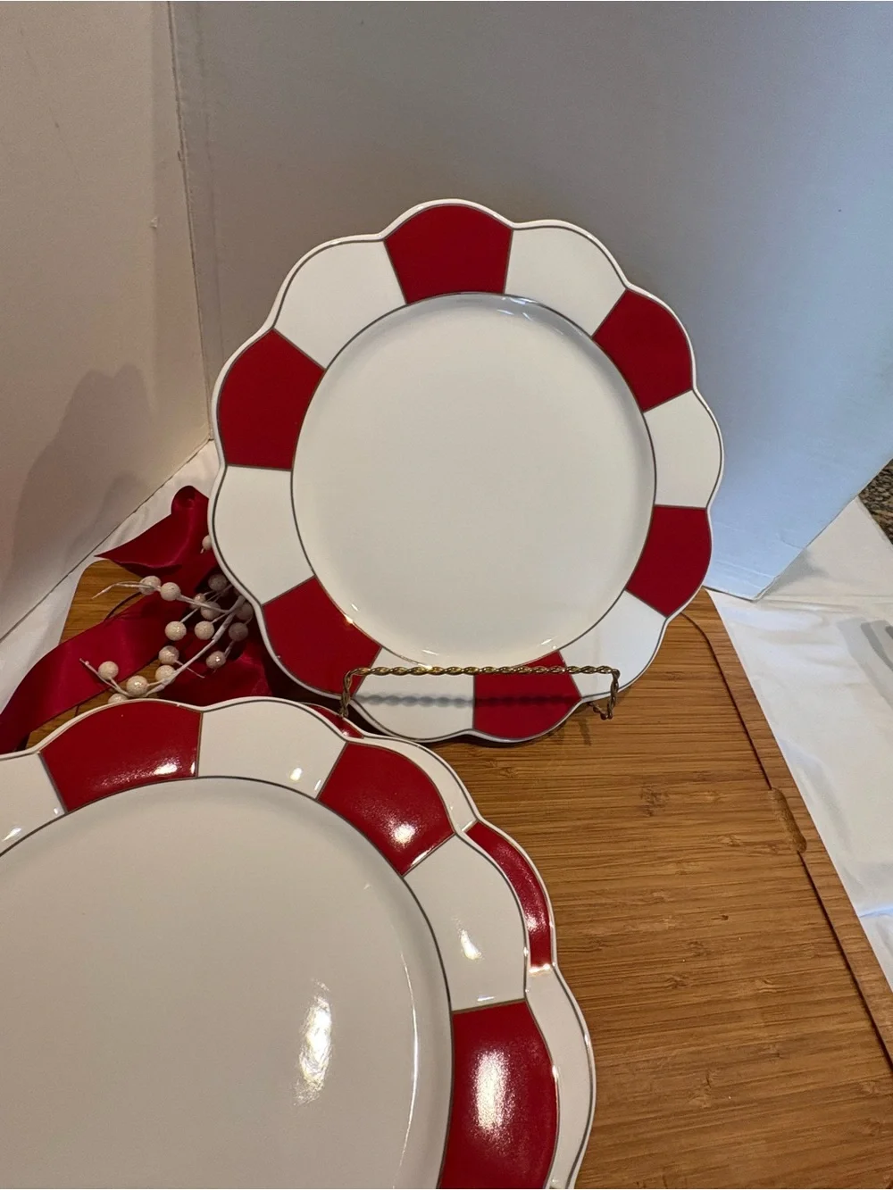 Grace Red and White Scalloped Rim Dinner Plates Set of 3 Mint - Picture 7 of 9